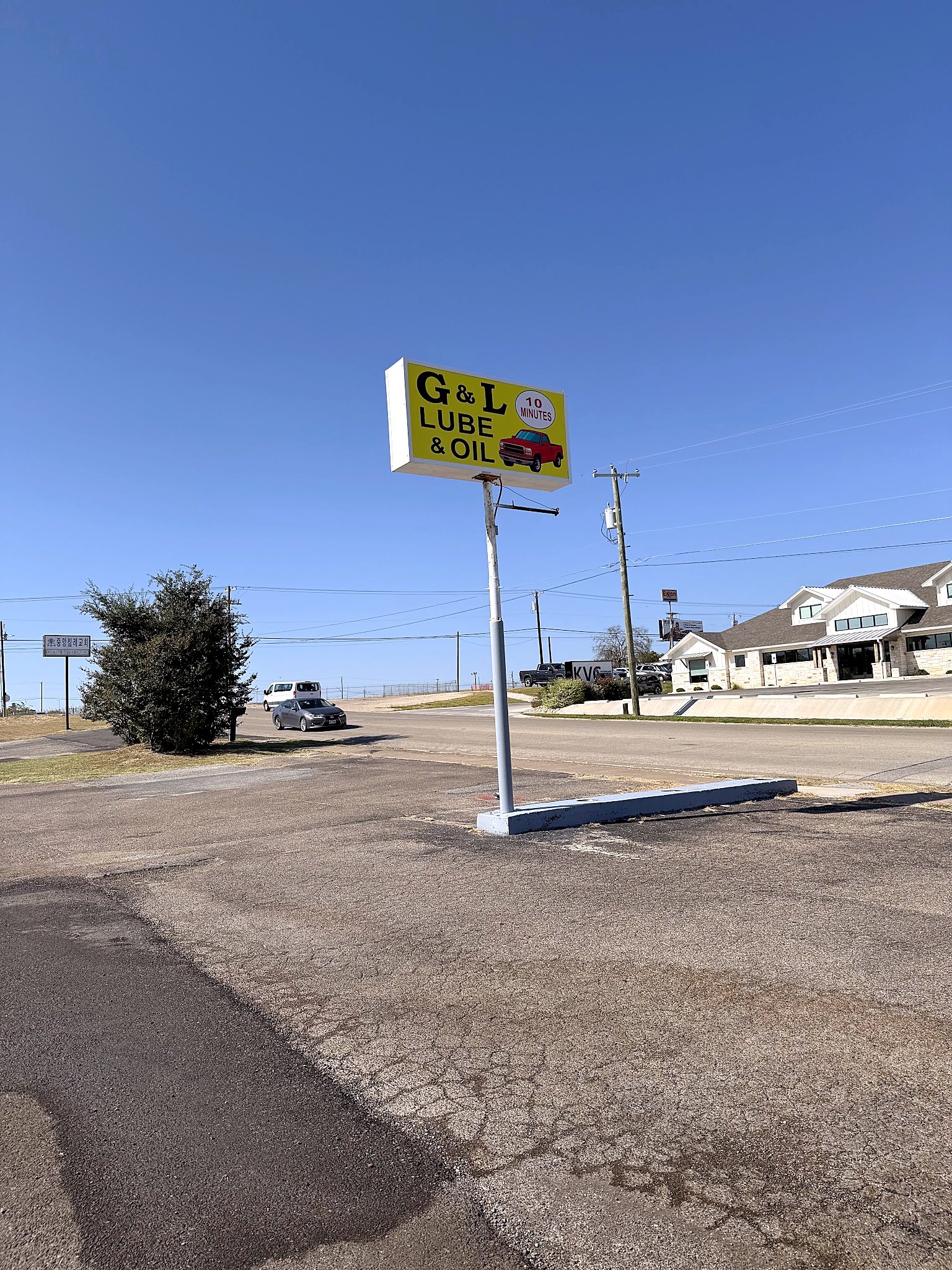 The G&L Lube & Oil roadside sign